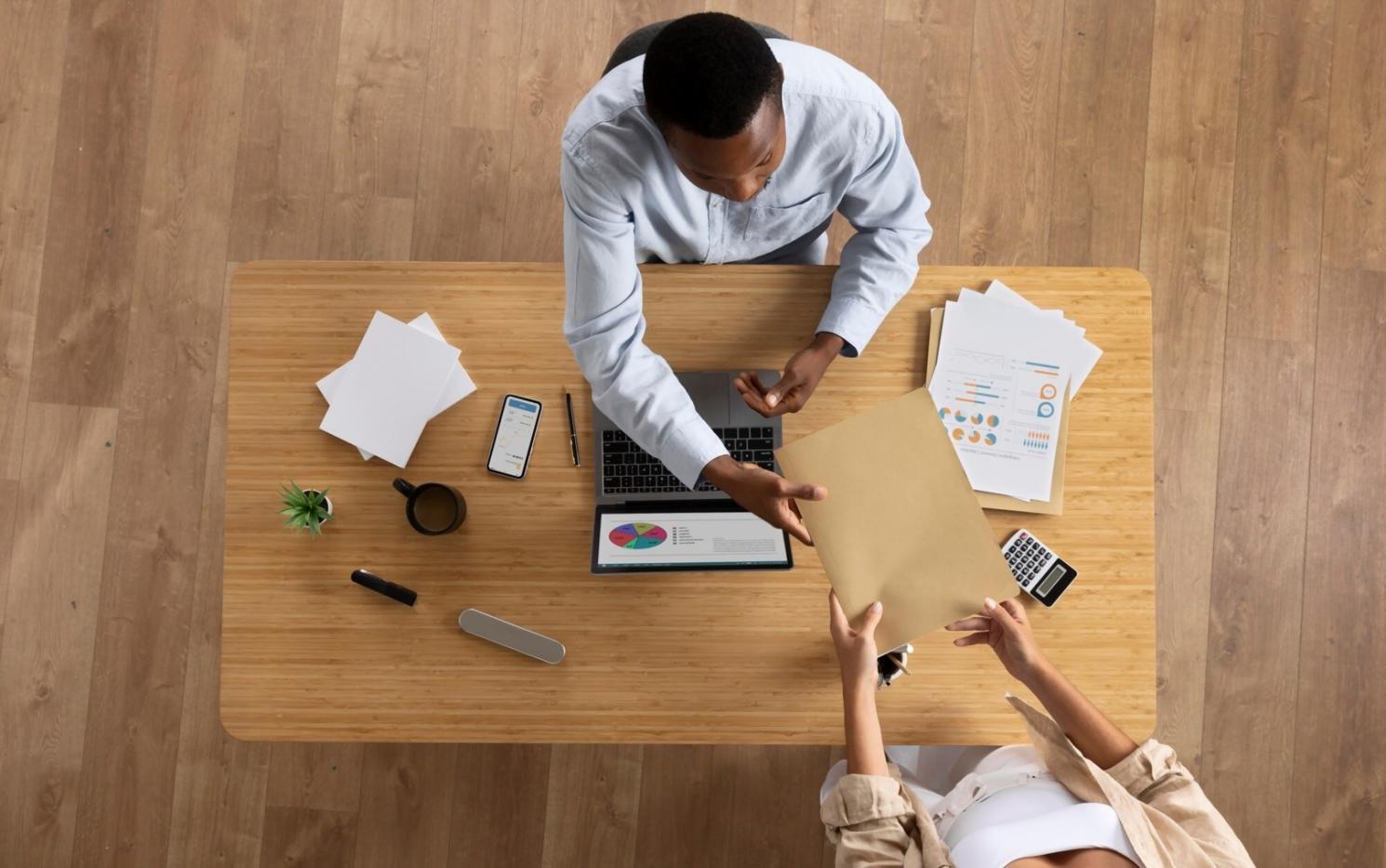Profesionales trabajando en equipo en modelado financiero