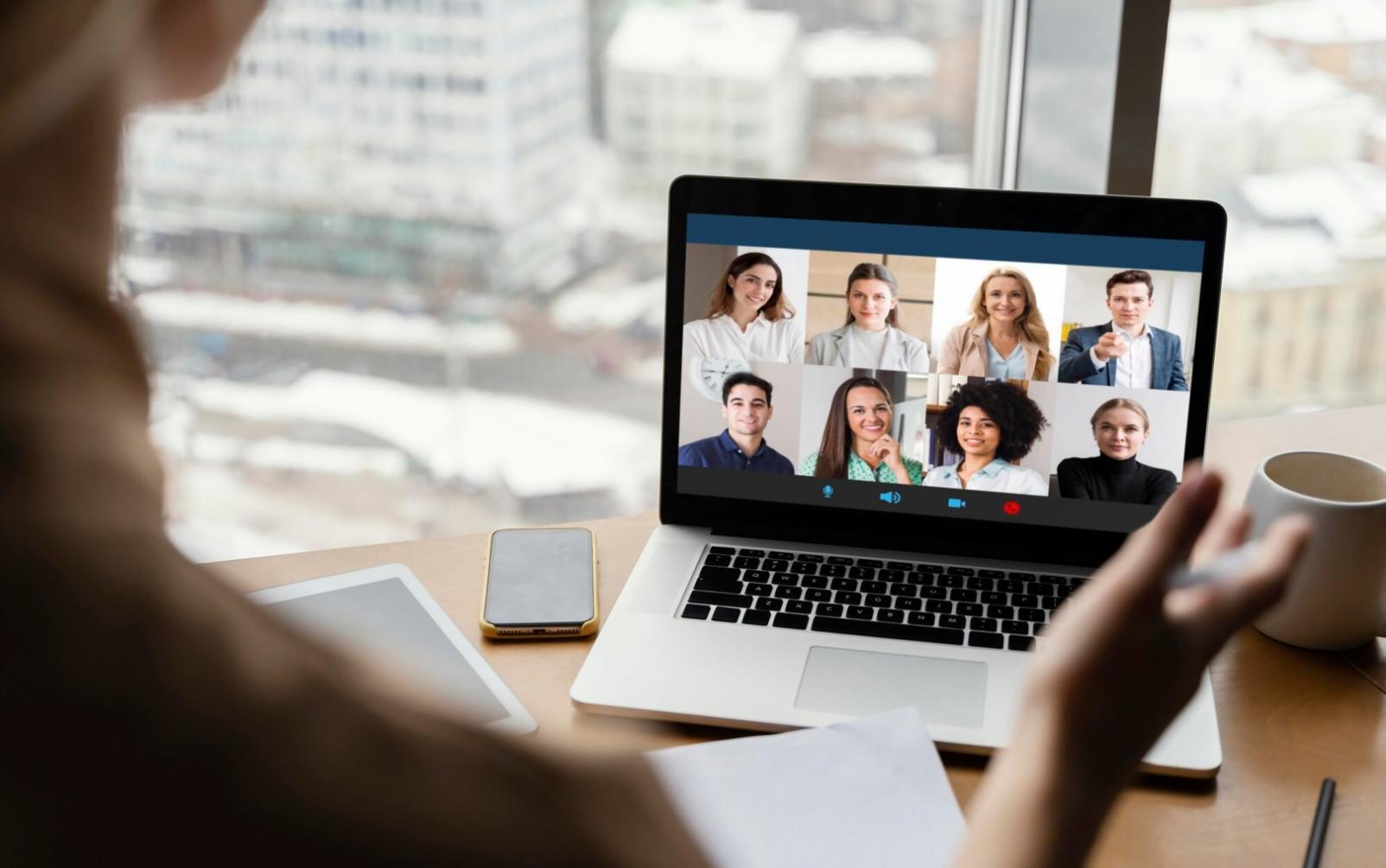 Profesionales analizando modelos financieros en pantalla