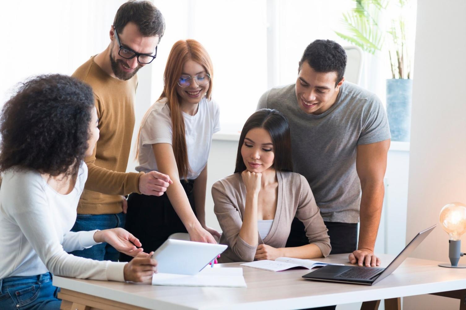 Estudiantes trabajando en modelos financieros con datos reales